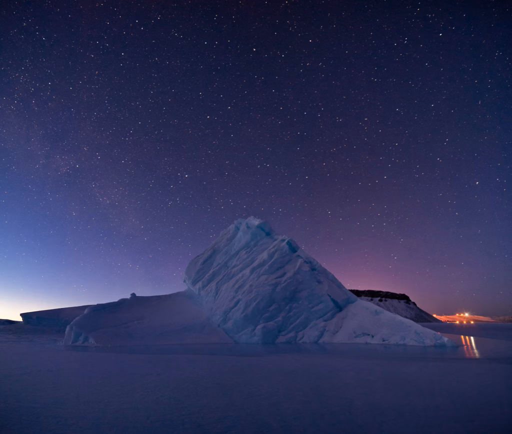 Iceberg_in_North_Star_Bay,_Greenland_opt